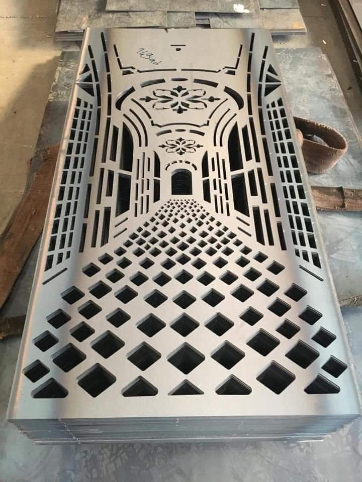 باب ليزر مودرن مع زخارف فنية